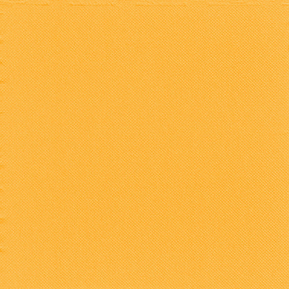 Detailní záběr na jednobarevný žluto-oranžový strukturovaný materiál s jemným diagonálním tkaním, ideální pro stolní dekoraci nebo v kombinaci s 30 2-vrstvými ubrousky „PUNTO“ 1/4 skládání 38 x 38 cm od PAPSTAR GmbH pro nápadné stolní dekorace.