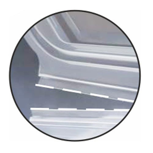 Detailní záběr dvou překrývajících se plechů s přerušovanou čárou na spojovacím místě, uvnitř kruhu – podobně jako obalový kelímek Starpak 50 s klapkovým víkem, PP průhledný 8-hranný pro bezpečné uzavření.