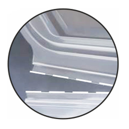 Detailní záběr dvou překrývajících se obalových kelímků Starpak 50 s klapkovými víky (PP, průhledný, 8-hranný) s přerušovanou bílou čárou, která označuje místa, kde může dojít k řezu nebo oddělení na jejich okrajích.