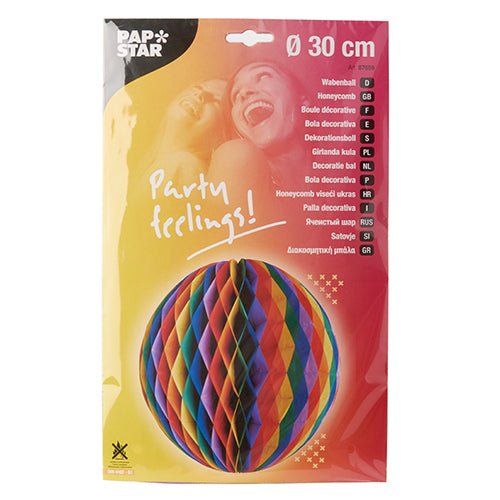 Na obalu od PAPSTAR GmbH se nachází barevná 30 cm velká koule z voštinového papíru odolná proti vznícení s textem „Party pocit!“ a dvěma smějícími se lidmi a vícejazyčnými překlady.
