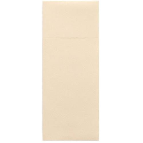 Na bílém pozadí leží uzavřená, světle béžová Starpak 100 kapsa na příbory, Airlaid 40 x 33 cm s přehybem na příbory, okraj obdélníkové klopy je nahoře decentně viditelný.