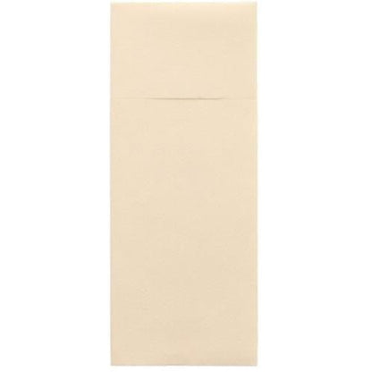 Na bílém pozadí leží uzavřená, světle béžová Starpak 100 kapsa na příbory, Airlaid 40 x 33 cm s přehybem na příbory, okraj obdélníkové klopy je nahoře decentně viditelný.