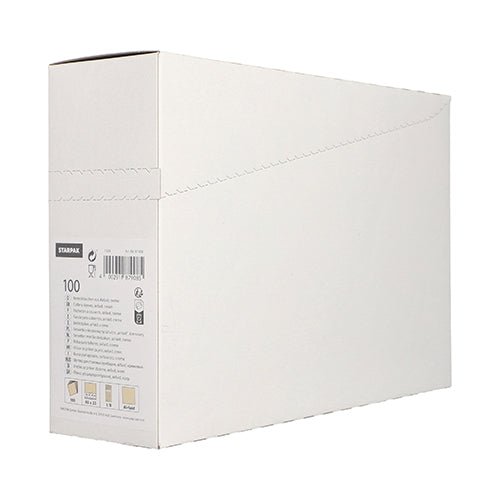 Šikmo zobrazená krabice Starpak 100 kapes na příbory (Airlaid 40 cm x 33 cm s přehybem na příbory) má produktovou etiketu a perforovaný vršek pro snadné otevření - ideální pro použití v restauracích.
