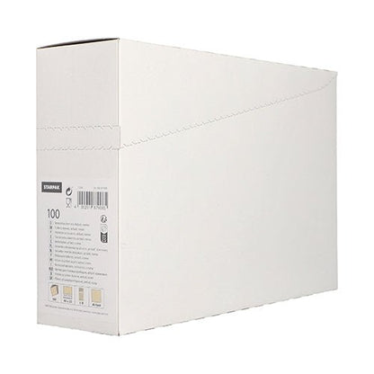 Šikmo zobrazená krabice Starpak 100 kapes na příbory (Airlaid 40 cm x 33 cm s přehybem na příbory) má produktovou etiketu a perforovaný vršek pro snadné otevření - ideální pro použití v restauracích.