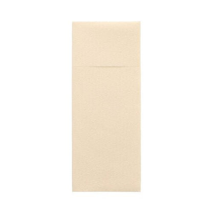 Béžová, obdélníková obálka Starpak 100 kapes na příbory Airlaid (40 x 33 cm s přehybem na příbory), fotografovaná před bílým pozadím, připomíná ty, které se elegantně používají v restauracích.