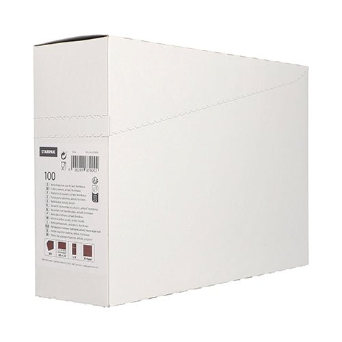 Krabice Starpak 100 kapes na příbory Airlaid (40 x 33 cm) stojí vzpřímeně s částečně otevřeným víkem a odhaluje etiketu s textem, symboly a čárovými kódy. Často se používá v restauracích k organizaci kapes na příbory před jednoduchým bílým pozadím.