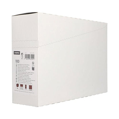 Krabice Starpak 100 kapes na příbory Airlaid (40 x 33 cm) stojí vzpřímeně s částečně otevřeným víkem a odhaluje etiketu s textem, symboly a čárovými kódy. Často se používá v restauracích k organizaci kapes na příbory před jednoduchým bílým pozadím.