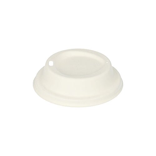 Víčko na kopuli z cukrové třtiny „pure“ o průměru 50 cm, kulaté a bílé (2,5 cm), z ekologické cukrové třtiny od PAPSTAR GmbH, ideální pro gastronomické provozy s vyvýšeným středem a dvěma otvory na pití, vyfotografováno na bílém pozadí.