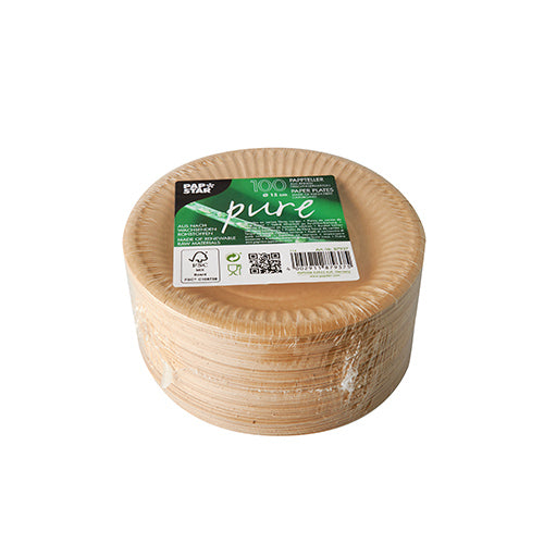 Stoh kulatých, světle hnědých PAPSTAR 100 talířů karton "pure" od PAPSTAR GmbH. Nejvyšší papírový talíř ukazuje zelený štítek s detaily produktu, čárový kód a FSC-certifikované symboly na bílém pozadí.
