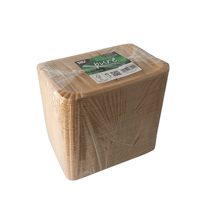 Stoh čtvercových, ekologických PAPSTAR 250 talířů "pure" bílých papírových talířů od PAPSTAR GmbH, vyrobených z čerstvého vláknitého kartonu a zabalených v průhledném plastu se zeleno-bílou horní etiketou.