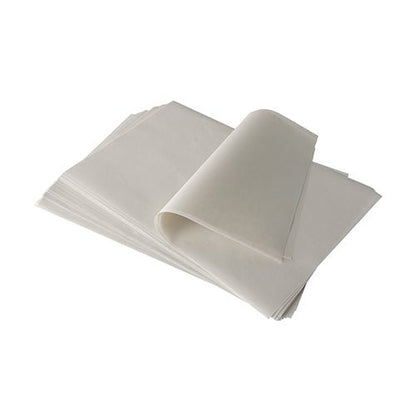 Stoh PAPSTAR řeznického voskového papíru (37,5x25 cm, bílý, mastnotě odolný palmový vosk) od PAPSTAR GmbH, s částečně zvednutým a přeloženým listem, izolovaný na bílém pozadí.