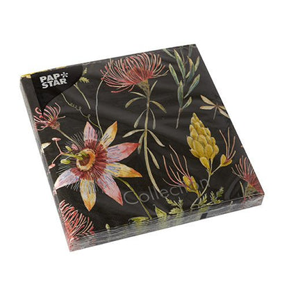 Balení PAPSTAR 20 ubrousků, 33x33 cm, 3-vrstvé, Design Set 4 od PAPSTAR GmbH ukazuje živé květinové motivy na černém pozadí. Logo "Papstar" se nachází v levém horním rohu. Ubrousky jsou baleny v průhledném plastu.