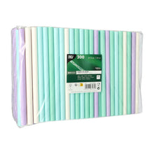 Průhledný plastový obal od PAPSTAR GmbH obsahuje 200 PAPSTAR papírových brček na Bubble Tea (Ø 12 mm, 20 cm), barevně tříděných. Štítek ukazuje ekologické ikony - ideální pro fanoušky Bubble Tea.