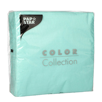 Na obrázku je zapečetěné balení 100 ubrousků PAPSTAR, 1vrstvé, 1/4 skládání, 33 cm x 33 cm od společnosti PAPSTAR GmbH ve světle tyrkysové barvě zepředu, s FSC certifikací a označením produktu na fólii.