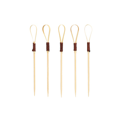 Čtyřicet PAPSTAR Fingerfood Picker 10 cm "Loop" Cocktail Picks od PAPSTAR GmbH, ideální pro občerstvení a fingerfood, se vyznačují jedinečným designem smyčky s tmavě hnědými omotanými úseky, které jsou vzpřímeně uspořádány před jednoduchým bílým pozadím.