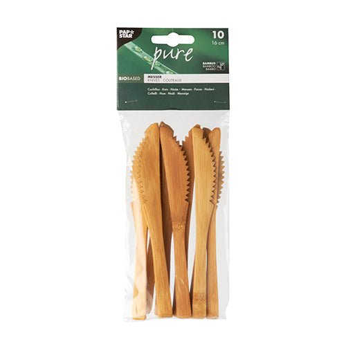 V průhledném plastovém obalu se nachází 10 PAPSTAR bambusových nožů "pure" (16 cm), ekologických a stabilních, uspořádaných svisle se značkou PAPSTAR GmbH na špičce.
