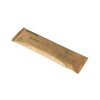 Hnědé obdélníkové papírové balení s nápisem „PAPSTAR Pure“ od PAPSTAR GmbH obsahuje 50 dřevěných příborových sad s ubrousky. Ekologické balení je na přední straně opatřeno zeleným textem a kresbami vidličky, nože a ubrousku.