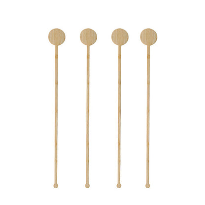 Čtyři PAPSTAR 100 bambusových míchadel na nápoje „pure“ značky PAPSTAR GmbH s kulatými, plochými hlavami jsou vertikálně uspořádány v řadě před bílým pozadím.