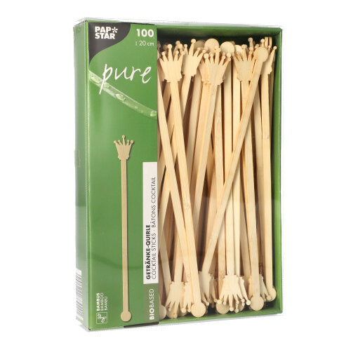 Balení se 100 PAPSTAR 20cm míchadly na nápoje z biologicky odbouratelného bambusu, ve tvaru koruny, částečně viditelné skrz průhledné okénko. Obal nese logo PAPSTAR GmbH.