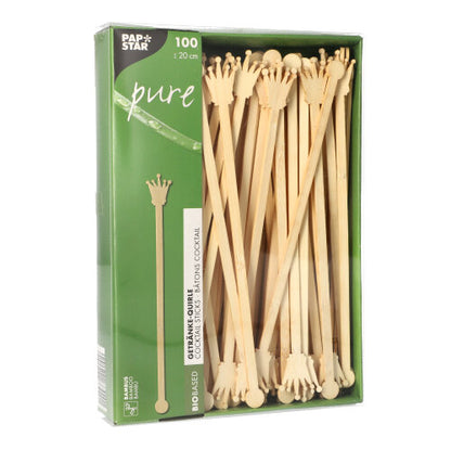 Balení se 100 PAPSTAR 20cm míchadly na nápoje z biologicky odbouratelného bambusu, ve tvaru koruny, částečně viditelné skrz průhledné okénko. Obal nese logo PAPSTAR GmbH.