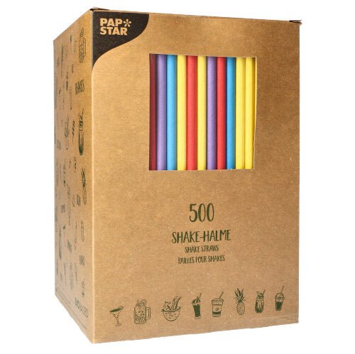 Skrze okno je viditelná hnědá krabice s 500 PAPSTAR-papírovými shake-brčky (8 mm × 25 cm). Nahoře vlevo je viditelné logo PAPSTAR GmbH, na přední a boční straně jsou vytištěny symboly a text.