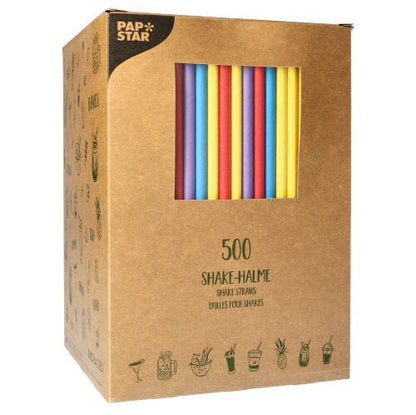 Skrze okno je viditelná hnědá krabice s 500 PAPSTAR-papírovými shake-brčky (8 mm × 25 cm). Nahoře vlevo je viditelné logo PAPSTAR GmbH, na přední a boční straně jsou vytištěny symboly a text.