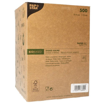 Hnědá krabice s nápisem „PAPSTAR GmbH“ obsahuje 500 ekologických shake-slamů z papíru, Ø 8 mm x 25 cm. Balení je vícejazyčné a opatřeno eko-symboly, které signalizují ekologický (biologicky odbouratelný) účinek slámek.
