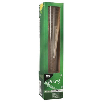 Zelená krabice s nápisem PAPSTAR sektové sklenice PLA "pure" obsahuje šest čirých, 16,5 cm vysokých ekologických sklenic. Na přední straně jsou bílým písmem zobrazeny značka PAPSTAR GmbH a detaily produktu, okénko umožňuje pohled na čiré stopkové sklenice uvnitř.