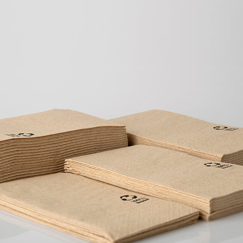 Čtyři balíky PAPSTAR ubrousků 3-vrstvé, 33x33 cm, přírodní, z recyklovaného papíru (100 kusů) od PAPSTAR GmbH leží na bílé ploše. Každý recyklovaný ubrousek je v rohu opatřen malým černým recyklačním symbolem.