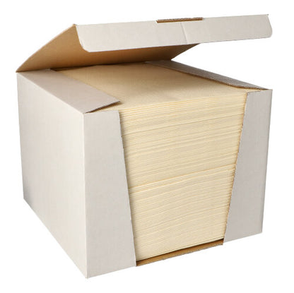 V otevřené velké krabici se nachází jemně úhledně naskládaný balík PAPSTAR 100 ubrousků „ROYAL Collection“ 1/4-skládání, 40 cm x 40 cm, od PAPSTAR GmbH.