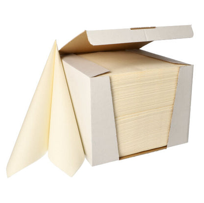 V bílé krabici od PAPSTAR GmbH je vystaveno 100 ubrousků „ROYAL Collection“ ve formátu 1/4-skládání 40 x 40 cm. Dva béžové ubrousky jsou částečně vytaženy vpředu, čímž zdůrazňují jejich vysoce kvalitní materiál.