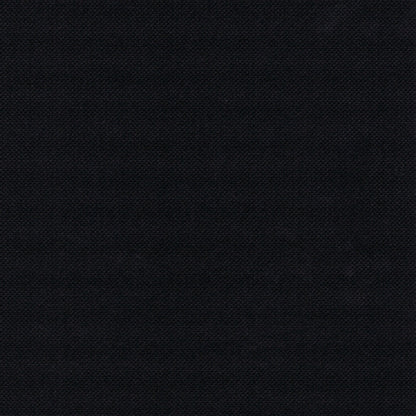 Detailní záběr na 100 ubrousků „ROYAL Collection“ 1/4-skládání (40x40 cm) od společnosti GmbH ukazuje jednobarevnou černou látku s jemnou, rovnoměrně tkanou strukturou bez viditelných vzorů nebo designů.