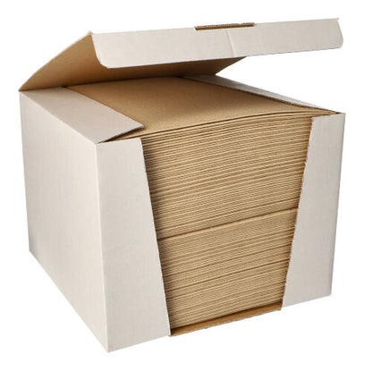 V otevřené krabici je velký stoh 100 ubrousků „ROYAL Collection“ 1/4-skládání 40x40 cm od společnosti GmbH z kvalitního materiálu, přehledně uspořádaný.