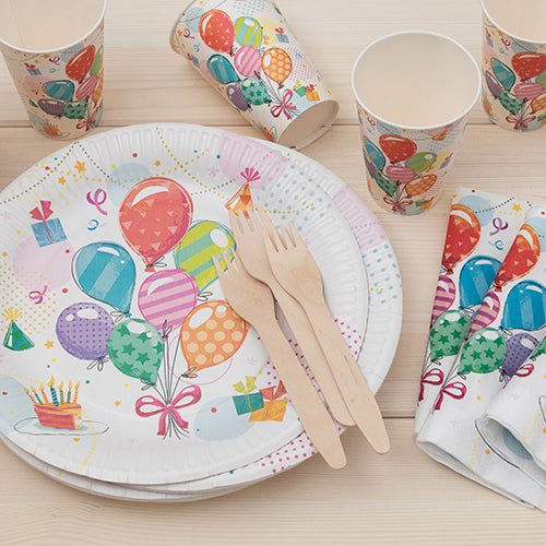 PAPSTAR GmbH PAPSTAR 10 talířů, papírový kulatý Ø 23 cm z pevného papíru s barevným designem balónků a dárků, prezentované na světlém dřevě – ideální pro večírky a akce.
