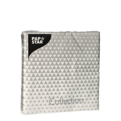 Zapečetěné balení 20 PAPSTAR servítek, 25 x 25 cm, 3-vrstvé, 1/4 skládání od společnosti PAPSTAR GmbH, zobrazuje šedo-bílý trojúhelníkový design – ideální pro stylovou stolní dekoraci – na jednoduchém bílém pozadí.
