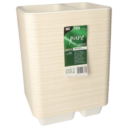 Stoh krémově zbarvených, obdélníkových 2-dílných jednorázových misek z cukrové třtiny od PAPSTAR GmbH, opatřený zeleno-bílou etiketou se značkou „PAPSTAR 125 těsnicích misek, cukrová třtina 2-dílné“ a počtem 125 misek.