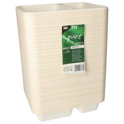 Stoh krémově zbarvených, obdélníkových 2-dílných jednorázových misek z cukrové třtiny od PAPSTAR GmbH, opatřený zeleno-bílou etiketou se značkou „PAPSTAR 125 těsnicích misek, cukrová třtina 2-dílné“ a počtem 125 misek.