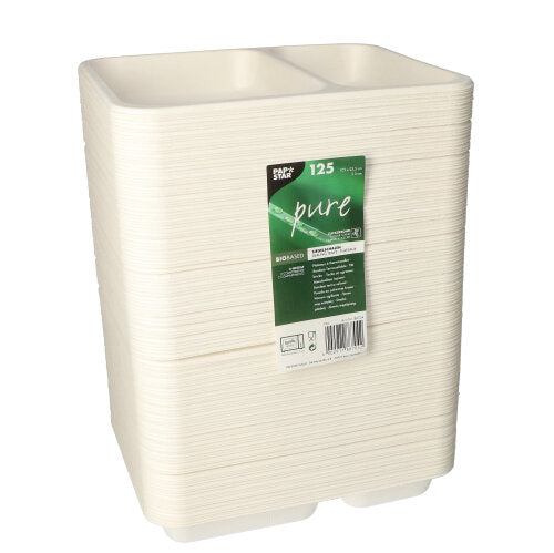 Na vertikálním pohledu je vidět stoh PAPSTAR 125 těsnicích misek z udržitelné cukrové třtiny se dvěma přihrádkami. Přední zeleno-bílá etiketa ukazuje značku PAPSTAR GmbH a 125 biologicky rozložitelných misek na balení.