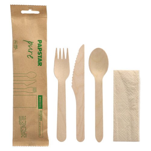 Sada 50 příborů, dřevo „pure“ obsahuje vidličku, nůž, lžíci a ubrousek v papírovém sáčku, biologicky odbouratelný a s potiskem „PAPSTAR pure“ – od PAPSTAR GmbH.