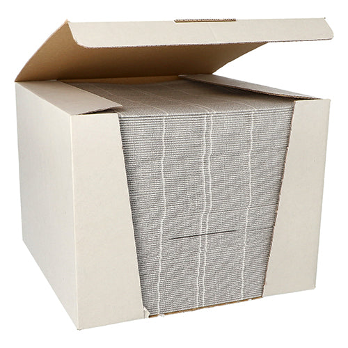 V otevřené krabici ROYAL Collection od PAPSTAR GmbH se nachází pečlivě naskládaný svazek 100 šedých ubrousků „ROYAL Collection“ v 1/4-sklo 40x40cm, které jsou částečně viditelné přes přední výřez.