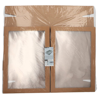 Dohromady přicházejí dvě obdélníkové přepravní a cateringové krabice Starpak 10 z pevné hnědé lepenky, každá s odděleným víkem a PET průhledem, podobně jako plechy zabalené v průhledné fólii s centrální vložkou produktových informací.