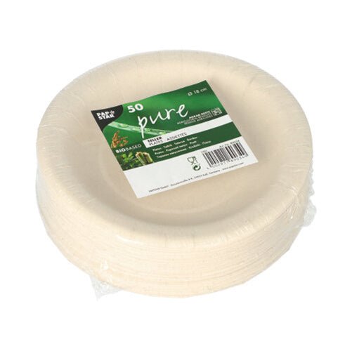 Stoh bílých kulatých jednorázových talířů typu PAPSTAR 50 talíř „pure“, vyrobených ze zemědělských zbytků, biologicky rozložitelných a ekologických, zabalených v plastové fólii a opatřených zeleno-bílou etiketou od PAPSTAR GmbH.