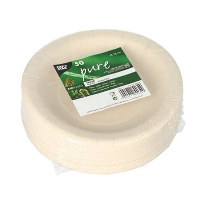 Stoh bílých kulatých jednorázových talířů typu PAPSTAR 50 talíř „pure“, vyrobených ze zemědělských zbytků, biologicky rozložitelných a ekologických, zabalených v plastové fólii a opatřených zeleno-bílou etiketou od PAPSTAR GmbH.