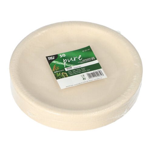 Stoh kulatých bílých jednorázových talířů z zemědělských zbytků od PAPSTAR GmbH, zabalených ve fólii se zeleno-bílou etiketou „50 pure“ a produktovými informacemi.