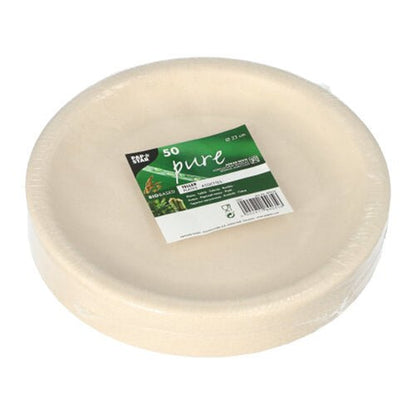 Stoh kulatých bílých jednorázových talířů z zemědělských zbytků od PAPSTAR GmbH, zabalených ve fólii se zeleno-bílou etiketou „50 pure“ a produktovými informacemi.