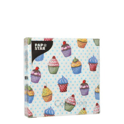Čtvercové balení s 20 PAPSTAR ubrousky společnosti PAPSTAR GmbH, 3-vrstvé, 25 x 25 cm, s světle modrým puntíkovaným pozadím s barevnými motivy cupcakes a černou etiketou „PAP STAR“ v levém horním rohu.