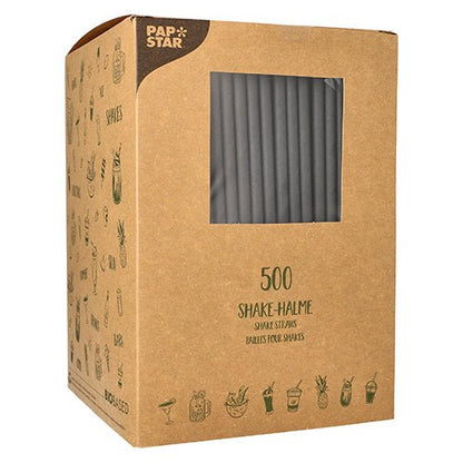 V hnědé krabici od PAPSTAR GmbH s nápisem „PAPSTAR 500 Shake-slamů papírových Ø 8 mm · 25 cm“ je obsaženo 500 ekologických papírových brček, které jsou viditelné skrze průhledné okno s černými brčky a obrázky nápojů a ovoce po stranách.