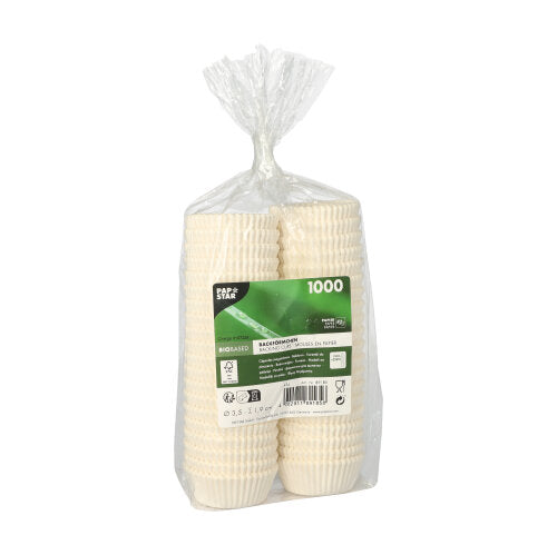 V průhledném plastovém sáčku se nachází stoh 1 000 PAPSTAR 1000 kulatých pečicích košíčků od PAPSTAR GmbH, opatřený zeleno-bílou střední etiketou s podrobnostmi o produktu.