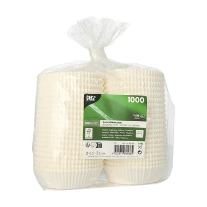 Průhledný plastový obal obsahuje čtyři stohy papírových pečicích košíčků „PAPSTAR 1000 kulatých pečicích košíčků“ od PAPSTAR GmbH se zelenou etiketou, na které je uvedeno 1000 kusů, informace o biobázovém materiálu a další podrobnosti o produktu.