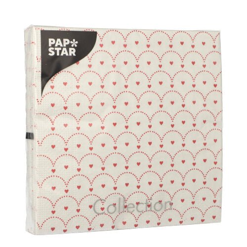 Balení 20 ubrousků PAPSTAR GmbH, 33 x 33 cm, 3vrstvé s designovou sadou 4. S opakujícím se červeným srdcem a tečkovaným půlkruhovým vzorem. Logo PAPSTAR se objevuje vlevo nahoře na obalu.